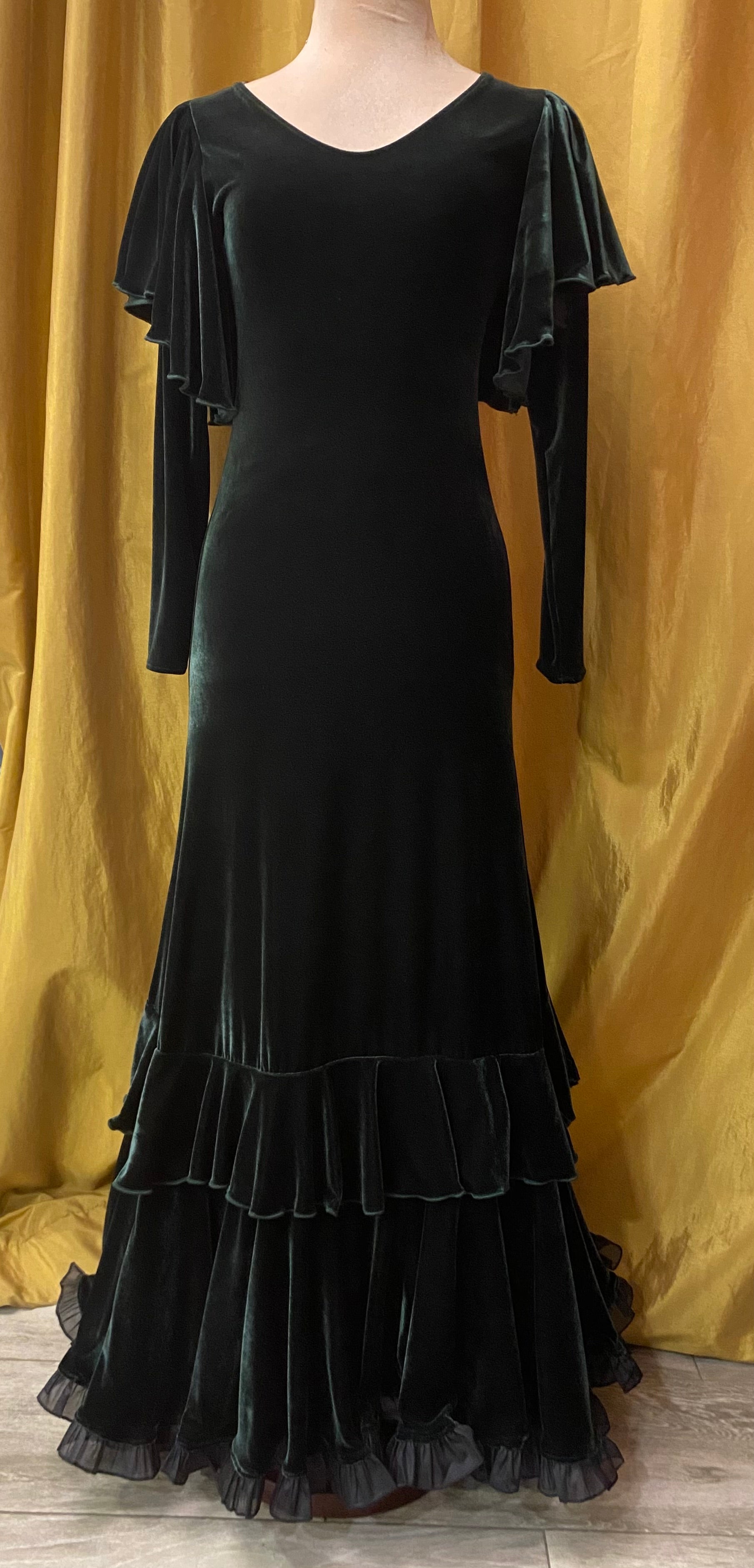 Vestido baile flamenco terciopelo volantes mangas