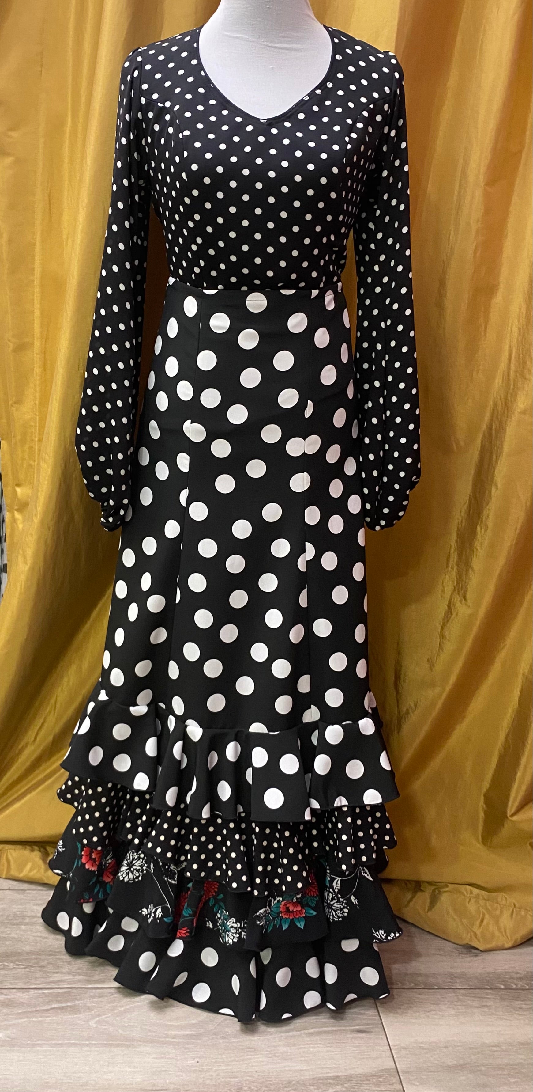 Vestido de blusa y falda en crespón con cuatro volantes.