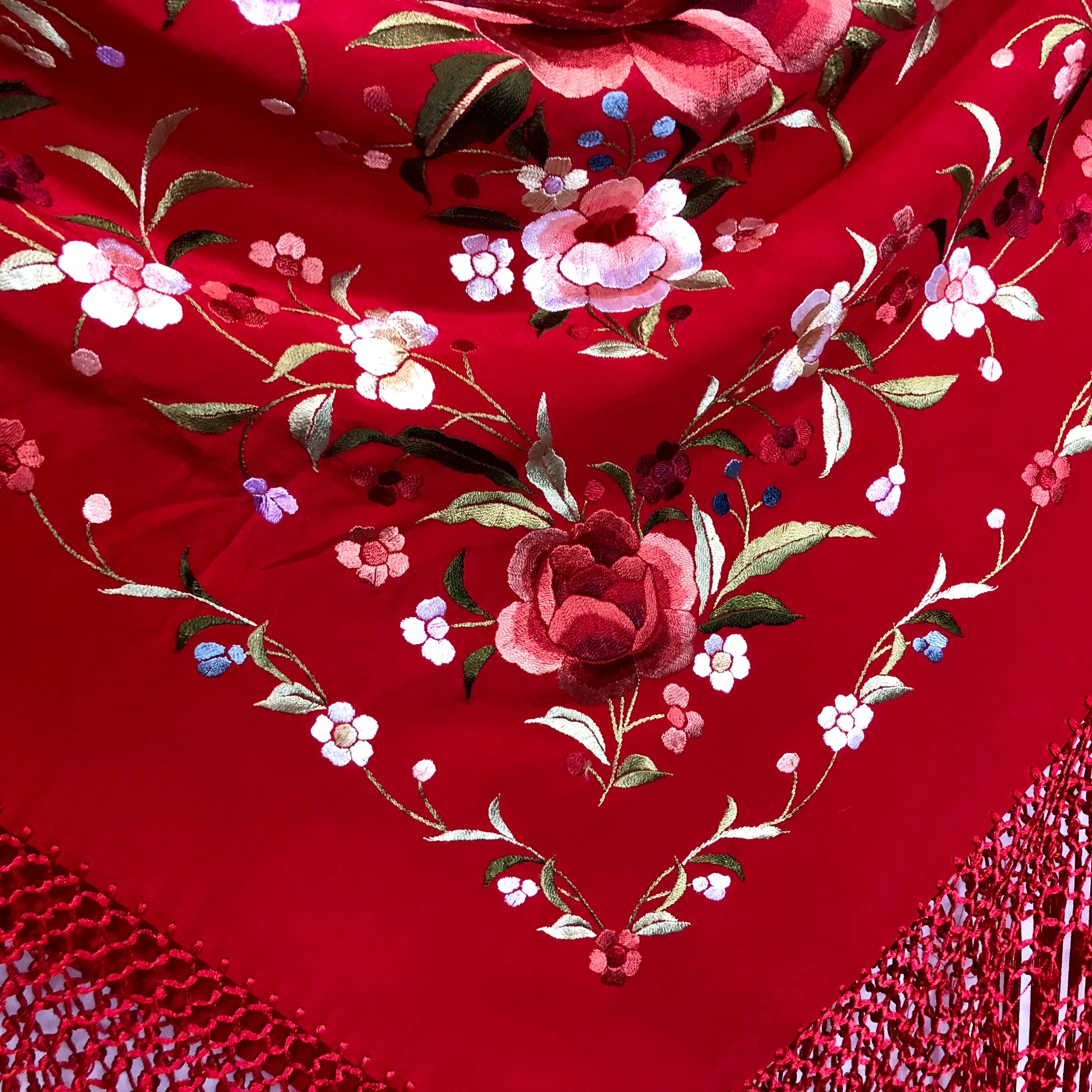 Mantón de manila rojo y flores
