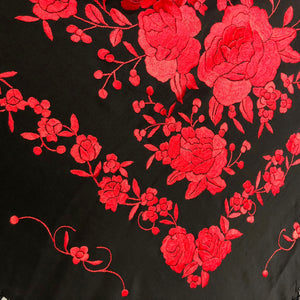 Mantón de manila negro bordado en rojo